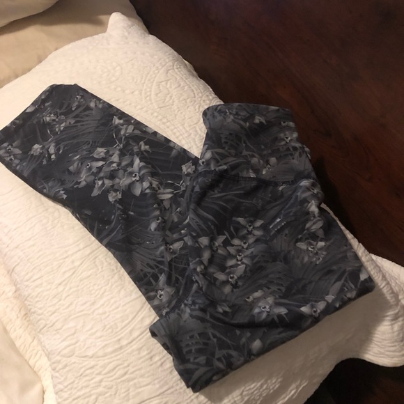 Old Navy Active Leggings Go Dry Black Floral Small Petite - Picture 3 of 16